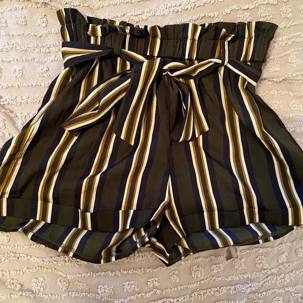 Elastic waistband shorts